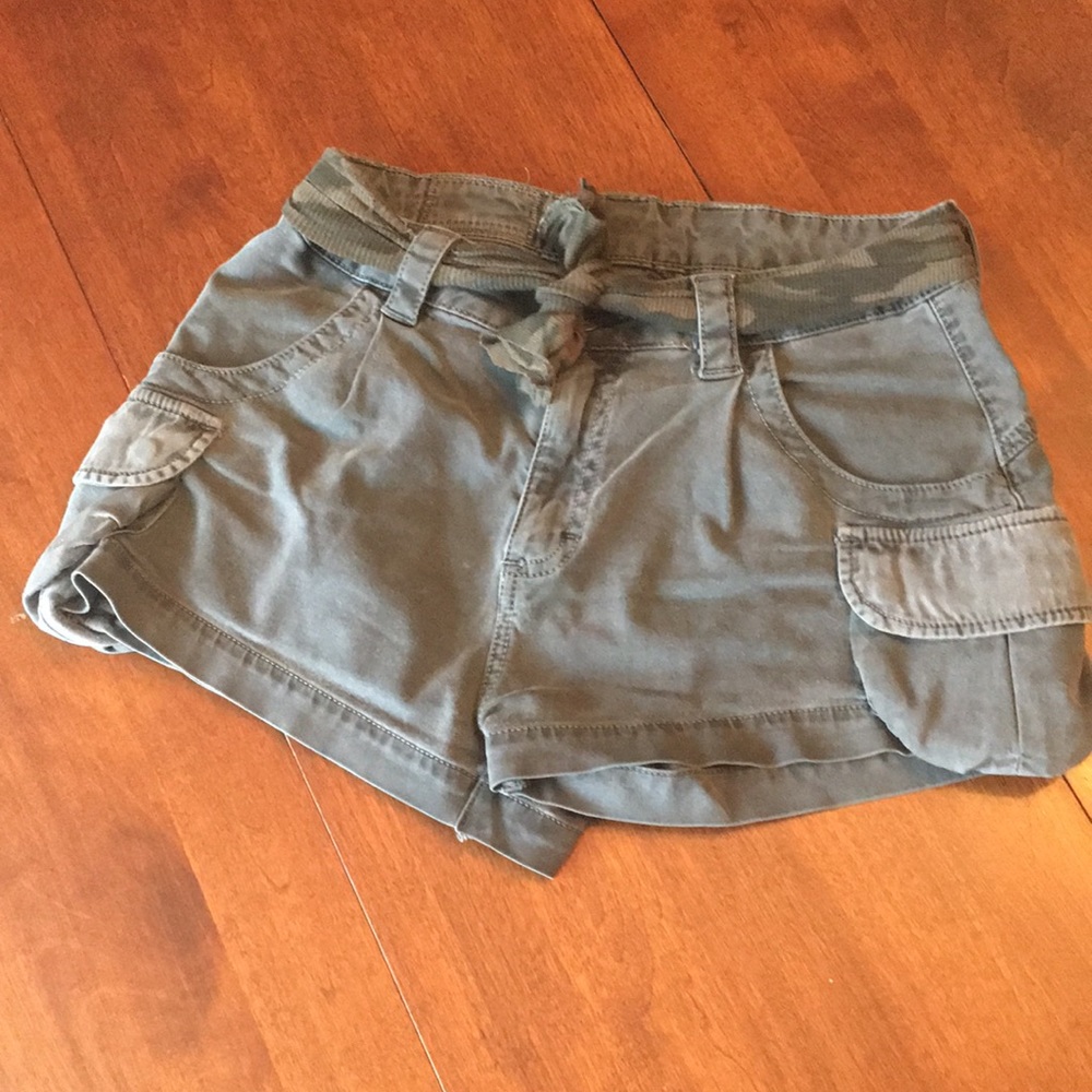 Siwy army green shorts with camo belt